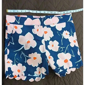 Women's cute blue w/ pink floral shorts w/scalloped hem by Issac Mizrahi size 12